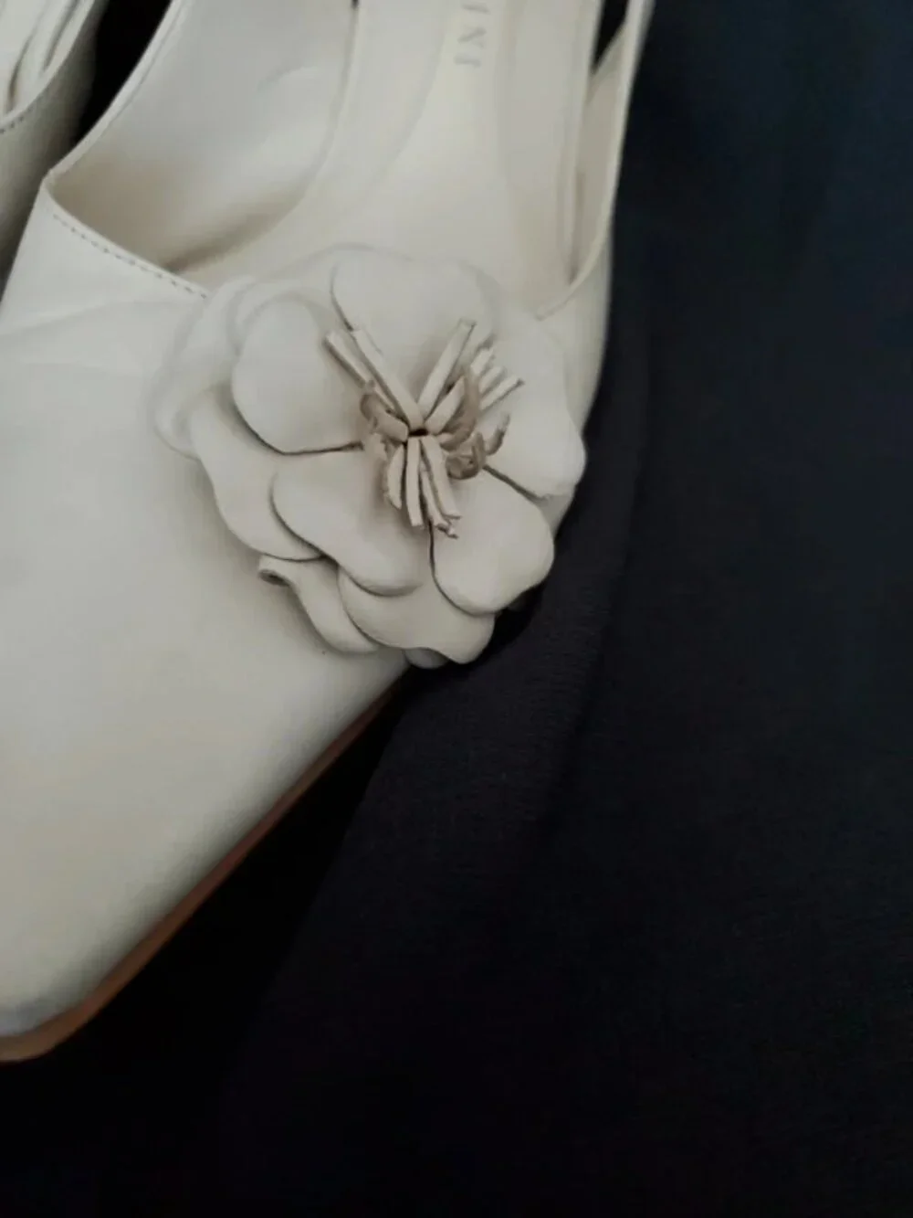 Gianni Bini white slingback kitten heels size 6 12m used